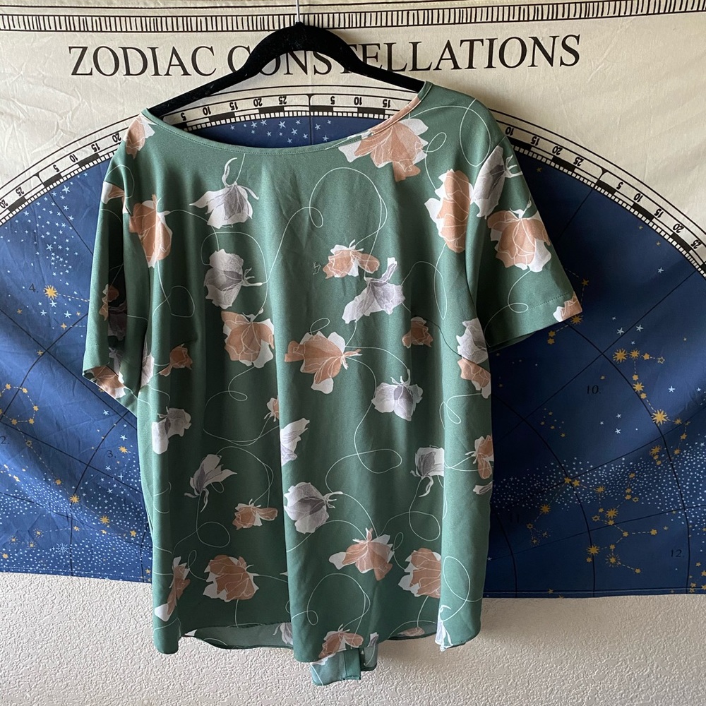 3/$30 💓 AVA & VIV Sage Floral Top